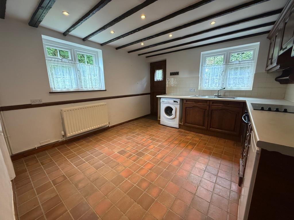 Lot: 150 - PERIOD COTTAGE FOR IMPROVEMENT - Kitchen area